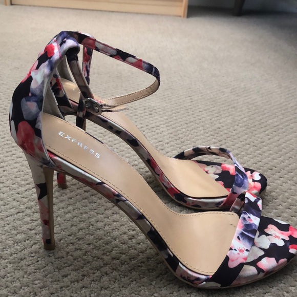 Heels - Picture 4 of 4